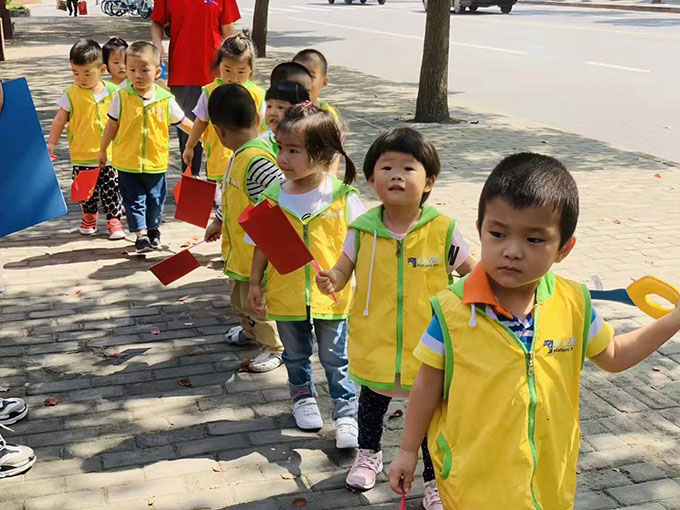 “向國旗敬禮、弘揚(yáng)愛國精神”--記嬰智貝佳老閔行園兒童之家托管班國慶活動